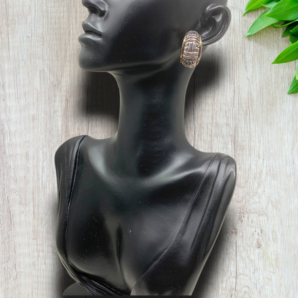 Vintage 1980s Textured Silver & Gold Tone Clip On Huggie Earrings Couture Chunky - Picture 3 of 5